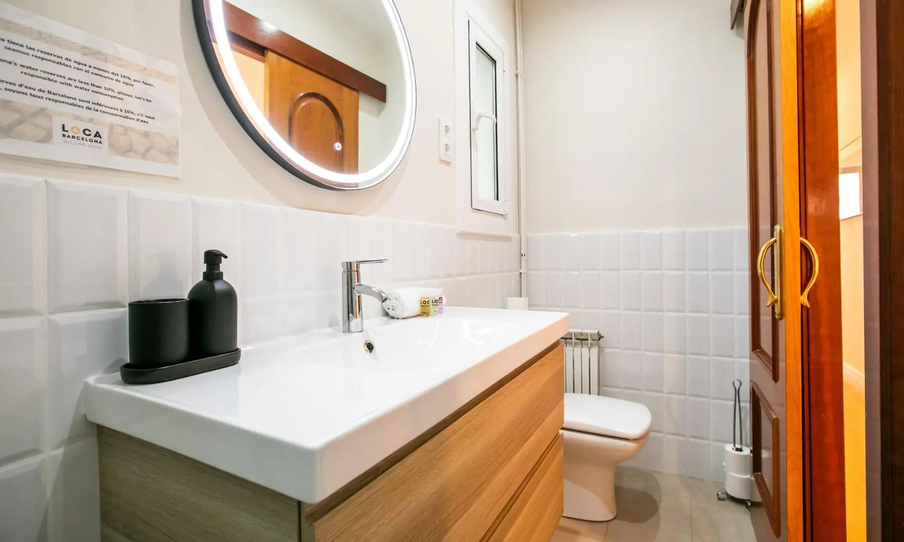42Ara1026 - Spacious Apartment In Eixample 바르셀로나 0*,  스페인