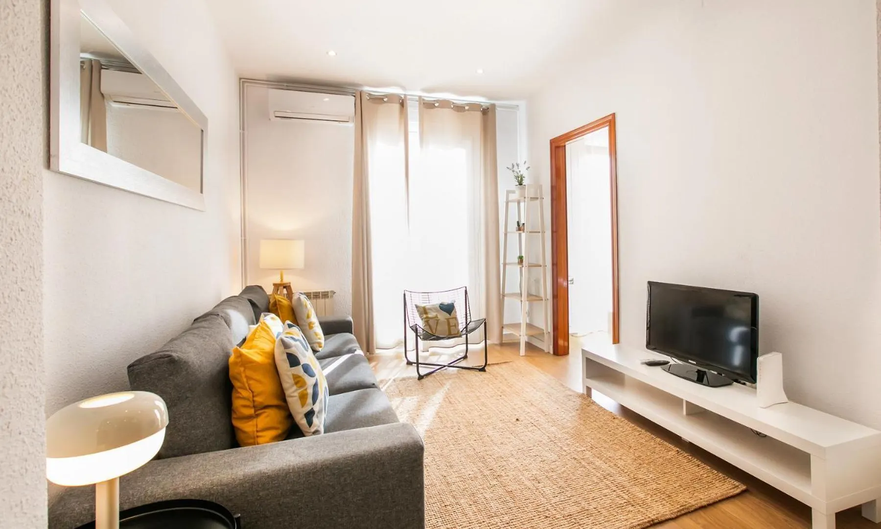 42Ara1026 - Spacious Apartment In Eixample 바르셀로나