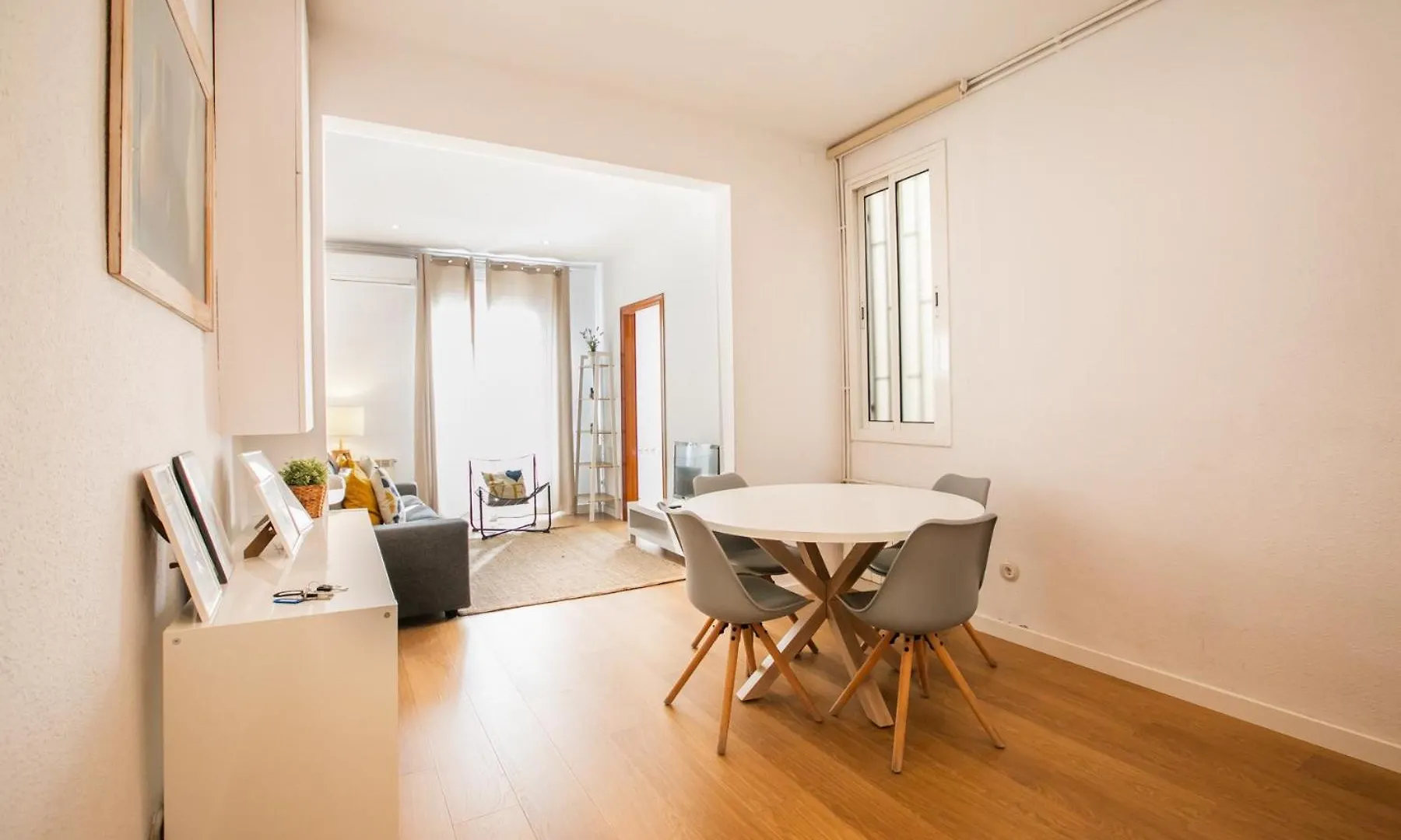 42Ara1026 - Spacious Apartment In Eixample 바르셀로나