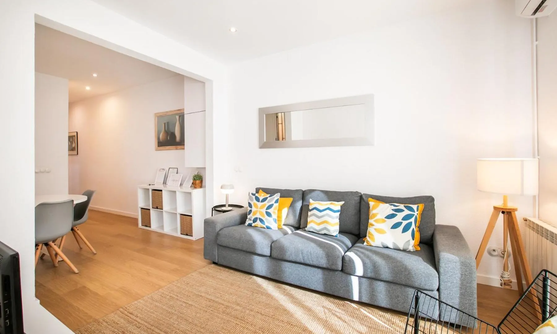 42Ara1026 - Spacious Apartment In Eixample 바르셀로나
