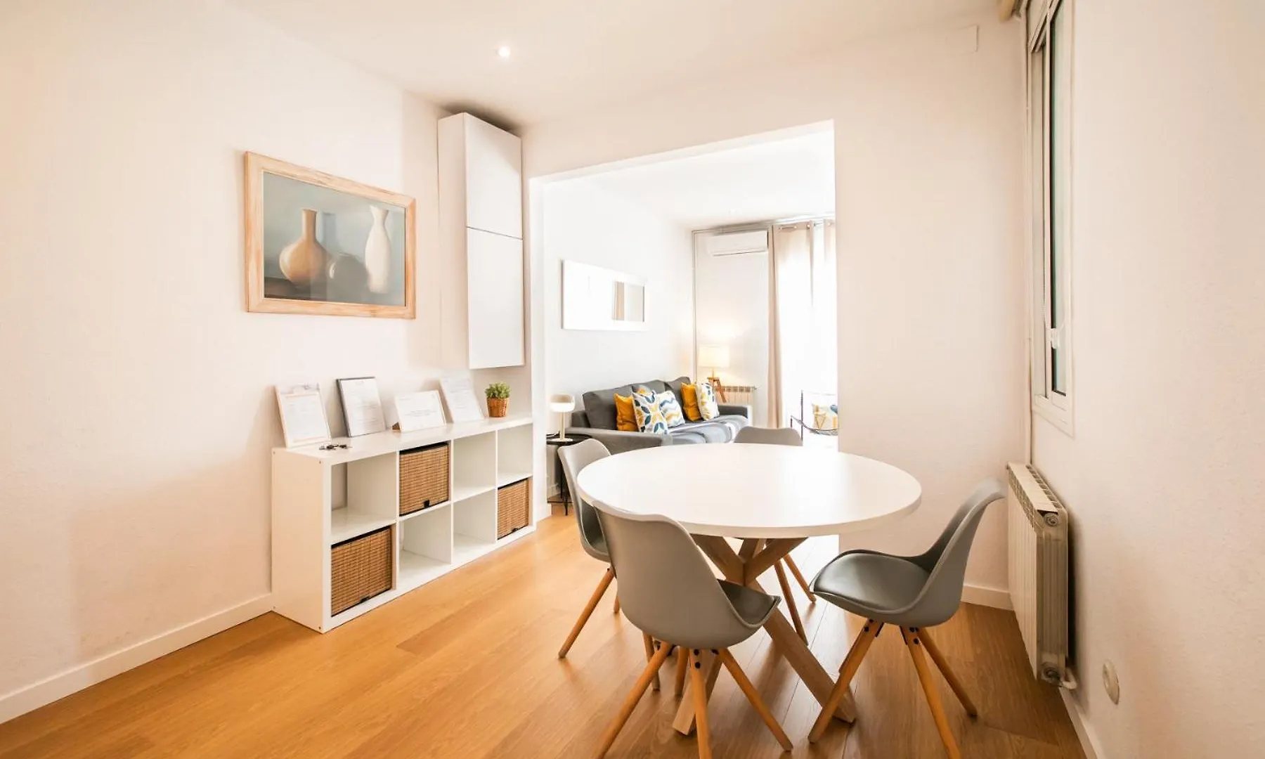 42Ara1026 - Spacious Apartment In Eixample 바르셀로나